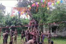 জন্মাষ্টমীতে মাখনের হাড়িভাঙা খেলা চলছে শান্তিপুরে! জানুন