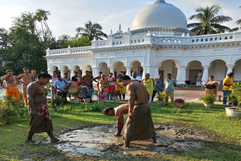 একটি কর্দমাক্ত স্থানে নারকেল ও অন্যান্য কিছু ফল নিয়ে এই খেলার আয়োজন করা হয়। এই খেলায় অংশগ্রহণ করেন শুধুমাত্র ছেলেরাই। তবে এই খেলার মূল আকর্ষণ থাকে নারকেল। এই খেলার কোন পোশাক নেই। মূলত খালি গায়ে গামছা পড়ে এই খেলা খেলতে হয়। (ছবি ও তথ্য - সার্থক পন্ডিত)