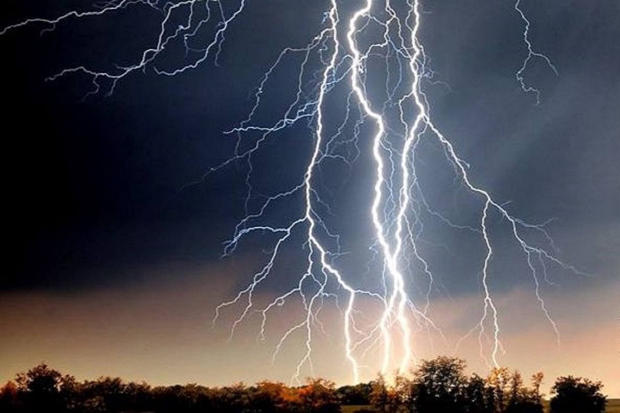 জোড়া ঘূর্ণাবর্ত! নিম্নচাপ! কী হতে চলেছে বাংলায়? আবহাওয়ায় বিরাট বদল! সাবধান