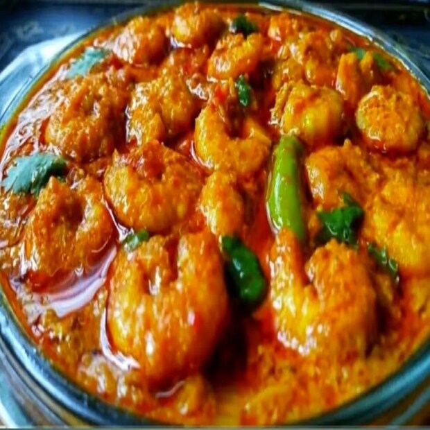 তবে সমস্যা একটাই। চিংড়ির মধ্যে ৬৩ শতাংশ কোলেস্টেরল থাকে। যার ফলে হার্টের রোগীদের বা কোনও শারীরিক সমস্যা থাকলে চিংড়ি এড়িয়ে যাওয়া ভাল। আর চিংড়ি খেলে তাই ওজন বাড়ে। ইলিশ খেলে সেই সুযোগ থাকে না। তবে রোজ ইলিশ একেবারেই নয়।