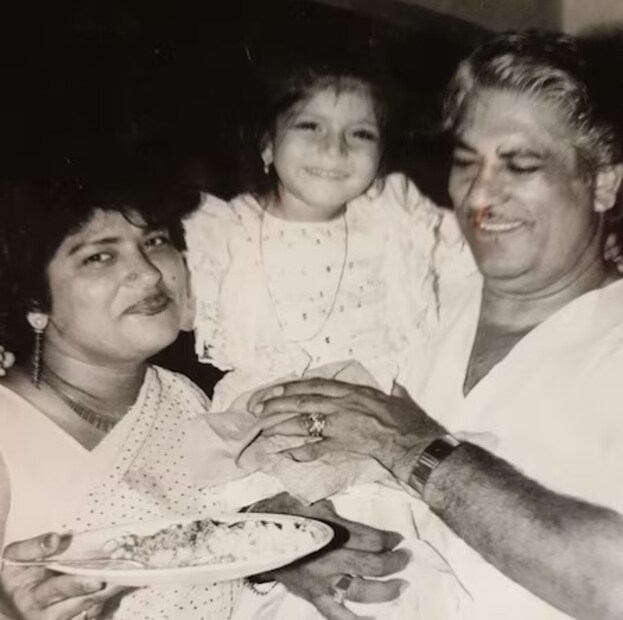 মাত্র ১৩ বছর বয়সেই বিয়ে করেছিলেন নিজের গুরু সোহন লালকে। ওই সময় সোহন লালের বয়স ৪৩। বিয়ের আগে অবশ্য সরোজ জানতেন না যে, তাঁর স্বামী আগে থেকেই বিবাহিত এবং চার সন্তানের জনক। এই কঠিন সত্যি জানার পরে ভেঙে পড়েছিলেন। তবে শুরু হয়েছিল সংসার জীবন। তিন সন্তানের জন্ম দেন। একজন অবশ্য জন্মের পরেই মারা যায়। সোহনলাল সরোজের তিন সন্তানকে অস্বীকার করেন। ফলে দু’জনের পথ আলাদা হয়ে যায়। 