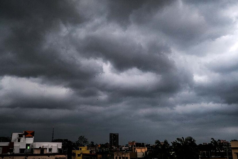 ইতিমধ্যে কলকাতার আকাশে কালো মেঘের আনাগোনা শুরু হয়েছে। আশা করা যাচ্ছে, কিছুক্ষণের মধ্যেই ঝেঁপে বৃষ্টি নামতে বিক্ষিপ্ত বৃষ্টি।