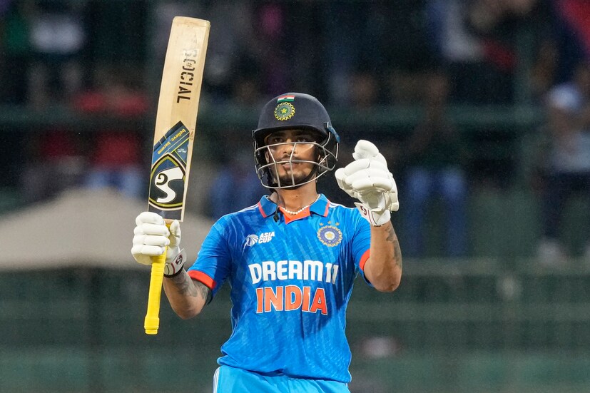 ঈশান কিশা: শুভমান গিল থাকায় ভারতীয় দলের ওপেনিংয়ে জায়গা পাচ্ছিলেন না ঈশান কিশান। নীচের দিকে নামতে হচ্ছিল তাঁকে। কিন্তু মূলত তিনি ওপেনার ঈশান। ওডিআই ক্রিকেটে তাঁর ডাবল সেঞ্চুরিও ওপেনিংয়ে। গিলের ডেঙ্গির ফলে ওপেনিংয়ে নামার সবথেকে বেশি সম্ভাবনা তাঁর।