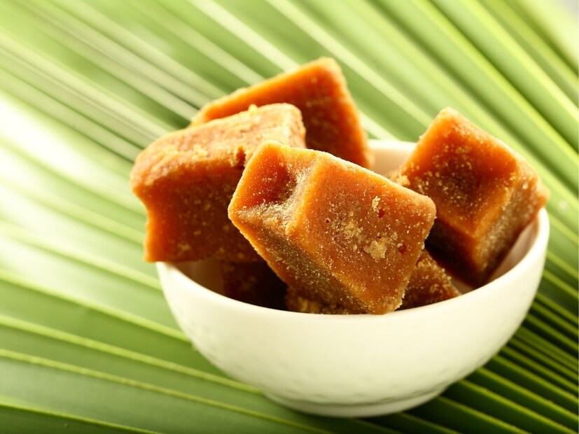 ঘি-গুড়: ওজন বাড়ানোর জন্য মানুষ অনেক কিছু খায়, কিন্তু ঘি-গুড়কে খুবই কার্যকরী মনে করা হয়। আপনি নিশ্চয়ই বয়স্কদের কাছে শুনে থাকবেন যে ওজন বাড়াতে ঘি এবং গুড় খাওয়া উচিত। ঘি ও গুড় খেলে ওজন বাড়ানোর উপকারিতার কথা বলা হয়েছে আয়ুর্বেদেও।