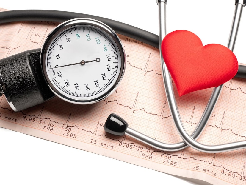 নয়াদিল্লির স্যর গঙ্গারাম হাসপাতালের চিকিৎসক ডাঃ সনিয়া রাওয়াতের মতে, প্রাপ্তবয়স্কদের সিস্টোলিক প্রেশার ১২০ মিমি এইচজি এবং ডায়াস্টোলিক প্রেশার ৮০ মিমি এইচজি বা তার কম হওয়া উচিত। যদি আপনার রক্তচাপ ১২০/৮০ mm Hg হয়, তাহলে তা স্বাভাবিক। ব্লাড প্রেশার যদি ১৩০-৮০ mm Hg হয়, তাহলে তা বর্ডারলাইন। আর যদি তা ১৪০-৯০ অতিক্রম করে, সাবধান! (ছবি-ক্যানভা) নয়াদিল্লির স্যর গঙ্গারাম হাসপাতালের চিকিৎসক ডাঃ সনিয়া রাওয়াতের মতে, প্রাপ্তবয়স্কদের সিস্টোলিক প্রেশার ১২০ মিমি এইচজি এবং ডায়াস্টোলিক প্রেশার ৮০ মিমি এইচজি বা তার কম হওয়া উচিত। যদি আপনার রক্তচাপ ১২০/৮০ mm Hg হয়, তাহলে তা স্বাভাবিক। ব্লাড প্রেশার যদি ১৩০-৮০ mm Hg হয়, তাহলে তা বর্ডারলাইন। আর যদি তা ১৪০-৯০ অতিক্রম করে, সাবধান! (ছবি-ক্যানভা)