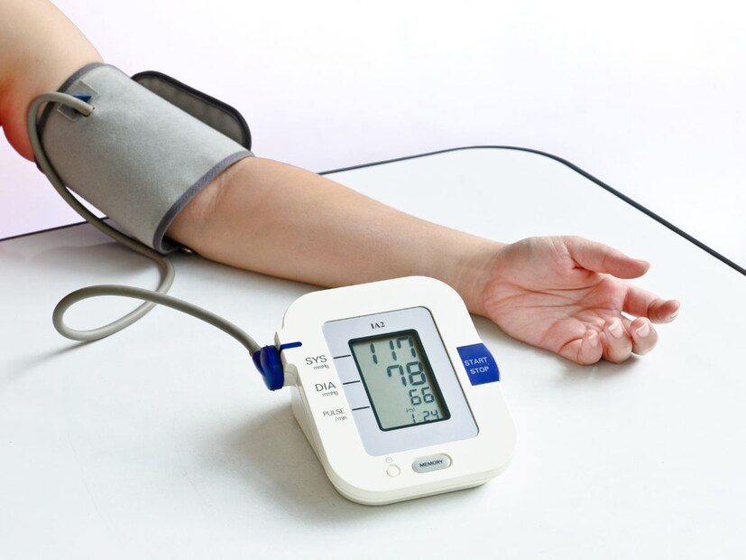 ডক্টর সনিয়া রাওয়াতের মতে, নারী ও পুরুষের বয়স ও লিঙ্গ অনুযায়ী ব্লাড প্রেশার বা উচ্চ রক্তচাপের উচ্চ সীমায় সামান্য পার্থক্য রয়েছে। ২১ থেকে ৩০ বছর বয়সিদের পুরুষদের সিস্টোলিক প্রেশার ১১৯ মিমি এইচজি এবং ডায়াস্টোলিক প্রেশার ৭০ মিমি এইচজি হওয়া উচিত। এটি এই বয়সের স্বাভাবিক পরিসীমা হিসাবে বিবেচিত হয়। (ছবি-ক্যানভা)