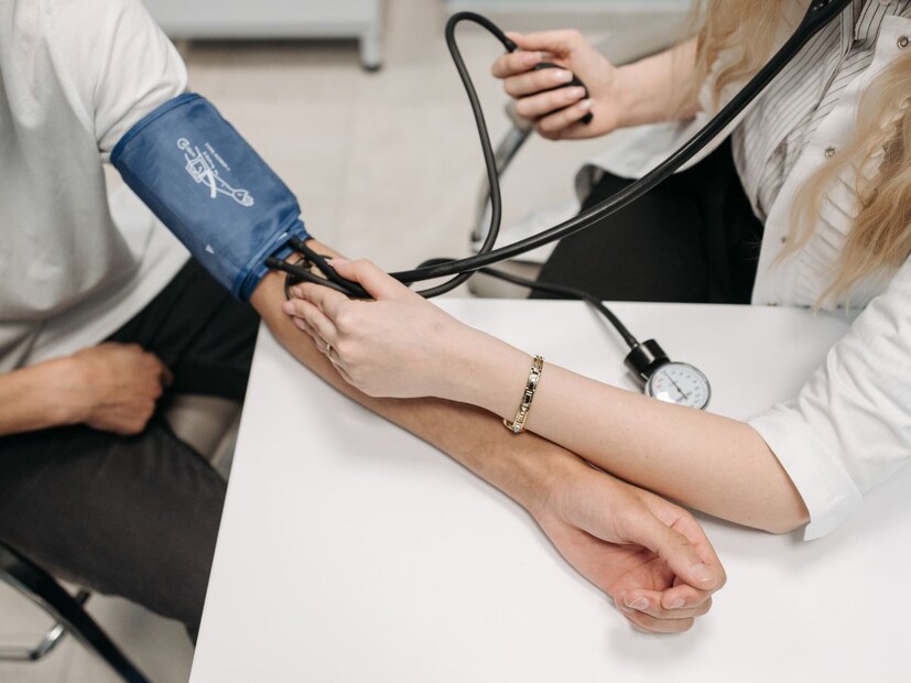 ৩১ থেকে ৪০ বছর বয়সি পুরুষদের সিস্টোলিক প্রেশার ১২০ মিমি এইচজি এবং ডায়াস্টোলিক প্রেশার ৭০ মিমি এইচজি হওয়া উচিত। অর্থাৎ, ১২০/৭০ mm Hg৷ এছাড়াও, ৪১ থেকে ৫০ বছরের মধ্যে পুরুষদের সিস্টোলিক রক্তচাপ ১২৪ mm Hg এবং ডায়াস্টোলিক প্রেশার ৭৭ mm Hg হওয়া উচিত। এটাই স্বাভাবিক মাত্রা৷