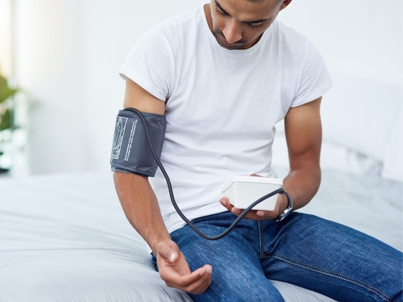 ৫১ থেকে ৬০ বছর বয়সি পুরুষদের জন্য ১২৫ মিমি এইচজি সিস্টোলিক প্রেশার এবং ৭৭ মিমি এইচজি ডায়াস্টোলিক রক্তচাপ স্বাভাবিক বলে মনে করা হয়। ৬০ থেকে ৬৫ বছর বয়সি পুরুষদের প্রেশার ১৩৩/৬৯ mm Hg পর্যন্ত স্বাভাবিক বলে মনে করা হয়। এর চেয়ে কম বা বেশি কোনওটা হলেই এটা সমস্যার লক্ষণ।