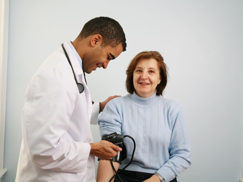 নারীদের কিন্তু পুরুষদের তুলনায় রক্তচাপের মাত্রায় সামান্য পার্থক্য রয়েছে। ২১ থেকে ৩০ বছর বয়সি মহিলাদের সিস্টোলিক প্রেশার ১১০ mm Hg এবং ডায়াস্টোলিক প্রেশার ৬৮ mm Hg এর মধ্যে হওয়া উচিত। অর্থাৎ, ১১০/৬৮ mm Hg৷ এটি একটি স্বাভাবিক মাত্রা হিসাবে বিবেচিত হয়৷