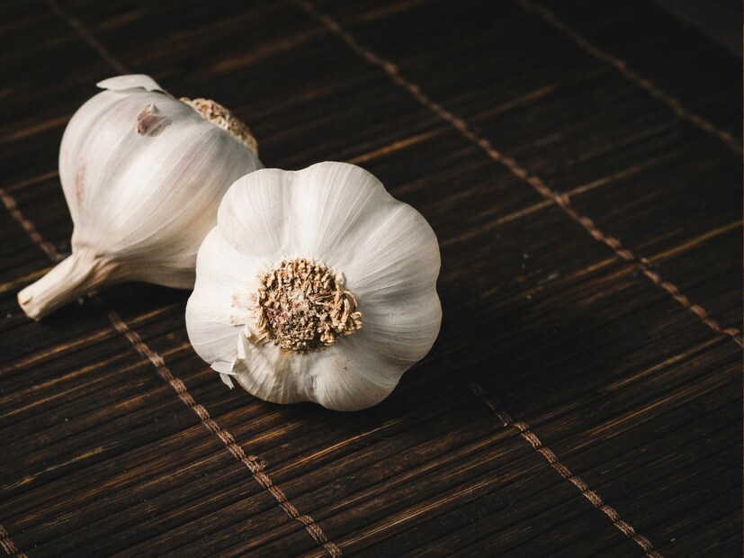Garlic Health Benefits: তিনি জানিয়েছিলেন, রসুন দিয়ে তরকারি খেলে, কিংবা বেটে খেলে, তার থেকে খনিজের গুণ পাওয়া যেতে পারে। কিন্তু এক কোয়া রসুন কেমন ভাবে খাবেন? 