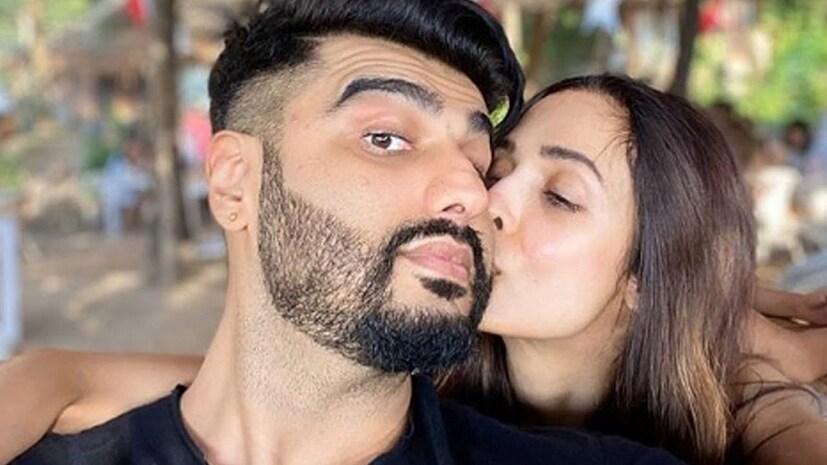সে জীবন যে পথেই চলুক না কেন, মালাইকা কিন্তু হারতে জানেন না! বলিউডের সিনেমায় আইটেম সংয়ে ডান্স ছাড়া মালাইকাকে কিন্তু সেভাবে অভিনয় করতে দেখা যায়নি কখনও! তাঁর 'ছাইয়া ছাইয়া' তো আজও তুমুল হিট। তবে এত কোটি কোটি টাকা কোথা থেকে রোজগার করেন তিনি? photo source collected 