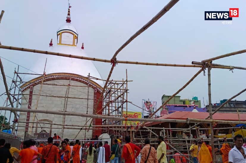 তবে থেকেই এই পুকুরটি জীবিত কুণ্ডু নামে পরিচিত।  আবার অন্যদিকে মন্দিরের এক সেবায়েত গোলক মহারাজ জানান সাধক বামাক্ষ্যাপা মা তারার দর্শন পাওয়ার জন্য দীর্ঘক্ষণ ধরে এই জলের মধ্যে ডুবে থেকে তপস্যা করতেন ৷ নিজস্ব ছবি ৷