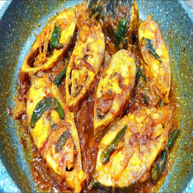 সামুদ্রিক মাছে থাকা ইপিএ ও ডিএইচএ ওমেগা-থ্রি-অয়েল শরীরে ইকসিনয়েড হরমোন তৈরি রুখতে পারে। এই হরমোনের প্রভাবে রক্ত জমাট বেঁধে শিরা ফুলে যায়। ইলিশ মাছ খেলে শরীরে রক্ত সঞ্চালন ভাল হয়। থ্রম্বসিসে আক্রান্ত হওয়ার ঝুঁকি কমে।