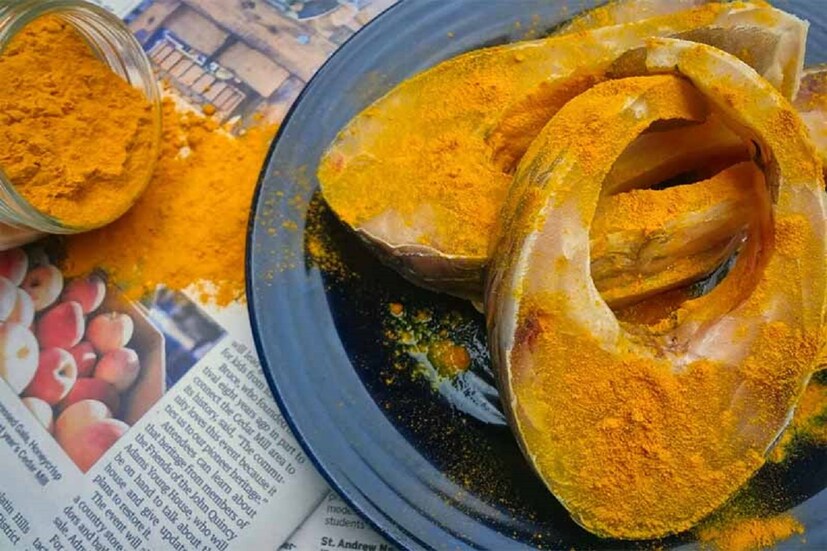 মাছ ছাড়া বাঙালির খাবার যেন মুখে রোচে না! নানা রকমের মাছ খেতে ভালবাসেন অনেকেই। কিন্তু জানেন কী মাছ ভাজার আগে নুন ও হলুদ কেন মেখে রাখা হয়? জানলে সত্যিই অবেক হবেন। photo source collected 