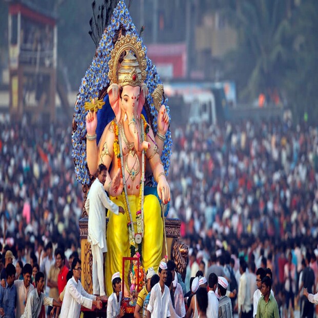 এই সময়ে প্রায় সকলেই বাড়িতে গণপতিকে স্থাপন করার চেষ্টা করেন। বিশেষ পদ্ধতিতে গণেশের আরাধনা করলে ভক্তের সমস্ত ইচ্ছা পূরণ হয়। আপনিও যদি এই গণেশ চতুর্থীতে আপনার বাড়িতে গণেশ স্থাপন করেন, তবে আপনার কিছু জিনিসের যত্ন নেওয়া উচিত। গণেশ চতুর্থীতে কোন পাঁচটি জিনিস ভুলে যাওয়া উচিত নয়। বাড়িতে পুজো করলে কোন কোন বিষয়গুলি মাথায় রাখবেন, তা দেখে নিন একনজরে...