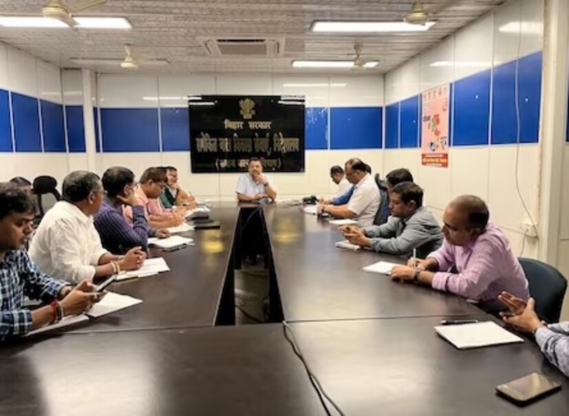 বাকি দুই ভাই চিকিৎসক। সন্তান জন্মের পর সকলেই প্রত্যাশা করেন ভবিষ্যতে তারা সমাজে প্রতিষ্ঠিত হবে। কিন্তু সেই লক্ষ্যে বাবা-মায়ের আত্মত্যাগ অনেক সময়ই বড় হয়ে দাঁড়ায়। বিশেষত ভারতের মতো দেশে একজন কৃষিজীবী মানুষের পক্ষে চার সন্তানকে এই ভাবে প্রতিষ্ঠিত করতে পারা মুখের কথা নয়। সেটাই করে দেখিয়ে দিয়েছেন উমেশ কুমার ওরফে ললিতেশ্বর রাই। তিনি পেশায় কৃষক, তবে সমাজসেবার করার মানসিকতা তাঁর মধ্যে রয়েছে বরাবরই। তাঁর বড় ছেলে কৌশলকিশোর রাই একজন চিকিৎসক। 