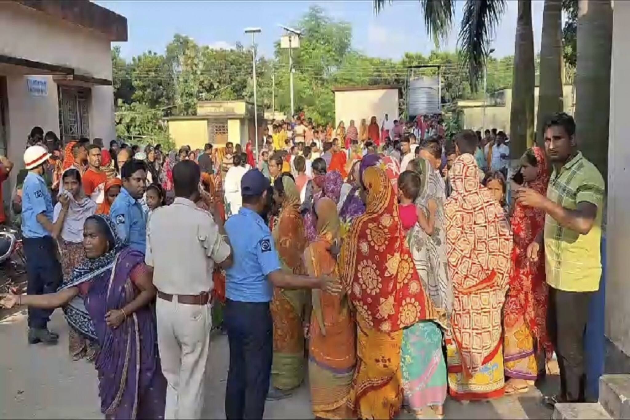 মিড ডে মিল খেয়েই অসুস্থ ৫০-জন ছাত্র-ছাত্রী! ভর্তি হাসপাতালে!
