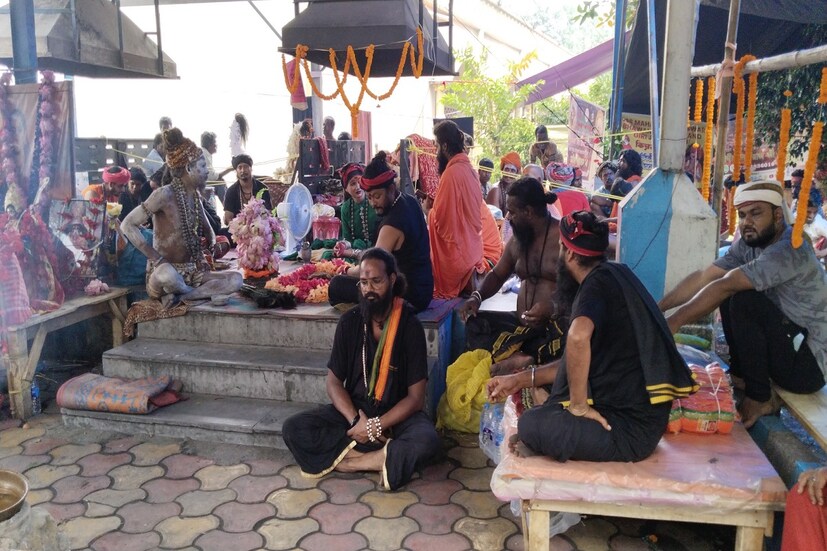 আগামিকাল বৃহস্পতিবার ভাদ্র মাসের কৌশিকী আমাবস্যা। লক্ষ লক্ষ মানুষের সমাগম ঘটে এই অমাবস্যা তিথিতে। তন্ত্র এবং সাধনার জায়গা এই তারাপীঠ। কৌশিকী অমাবস্যায় বহু তন্ত্রসাধক এসে তারাপীঠ মহাশ্মশানে মহাযজ্ঞ করে থাকেন। (লেখা ও ছবি: সৌভিক রায়)