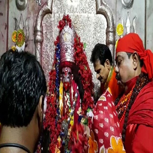 কৌশিকী অমাবস্যায় মহাসমারোহে পূজা হয় মা তারার। মা তারারই আরেক নাম কৌশিকী। জ্যোতিষ বলছে এই রাতে কিছু টোটকা আপানার ভাগ্য বদলাতে পারে। জীবনের বাধা-বিপত্তি দূর করতে, অশুভ শক্তি থেকে সংসারকে দূরে রাখতে এই কাজগুলি করতেই পারেন।