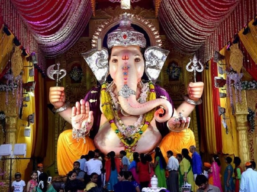  তবে জানেন কী এই পুজোর দশ দিন যদি বিশেষ কিছু কাজ করেন তবে বদলে যেতে পারে আপনার ভাগ্য! টাকা পয়সার অভাব তো থাকবেই না! উল্টে ধনবর্ষা হবে জীবনে! জ্যোতিষশাস্ত্র অনুসারে, এই ১০ দিনে আপনি যদি কয়েকটি কাজ করেন তবে গণেশের আশীর্বাদে বদলে যাবে আপনার জীবন! photo source collected