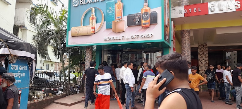 ২০১৯ সালে করোনা পরিস্থিতির আগে রেকর্ড মদ বিক্রি হয়েছিল তারাপীঠে তার পরিমাণ প্রায় ৬ কোটি টাকা। ২০২০ এবং ২০২১ সালে করোনা পরিস্থিতির জন্য মন্দির এবং মদের দোকান দুটি বন্ধ রাখা হয়েছিল সরকারি নির্দেশে, গত বছর আমাবস্যা পালিত হলেও দর্শনার্থীর সংখ্যা কম থাকায় মদ বিক্রিও কম টাকার হয়েছিল। (লেখা ও ছবি:সৌভিক রায়)
