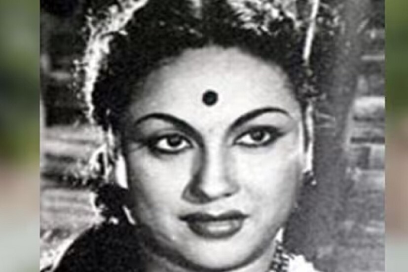 রেখার মা পুষ্পাবল্লী ছিলেন প্রথম অভিনেত্রী, যিনি বড় পর্দায় সীতার ভূমিকায় অভিনয় করেছিলেন। ১৯৩৬ সালে মুক্তিপ্রাপ্ত ‘সম্পূর্ণ রামায়ণম’ ছবির হাত ধরে রুপোলি দুনিয়ায় পা রাখেন তিনি। সেই সময় সীতার ভূমিকায় অভিনয় করার জন্য পারিশ্রমিক হিসেবে ৩০০ টাকা পেয়েছিলেন। ধীরে ধীরে খ্যাতি ছড়িয়ে পড়ার সঙ্গে সঙ্গে প্রধান চরিত্র পেতে শুরু করেন পুষ্পাবল্লী।