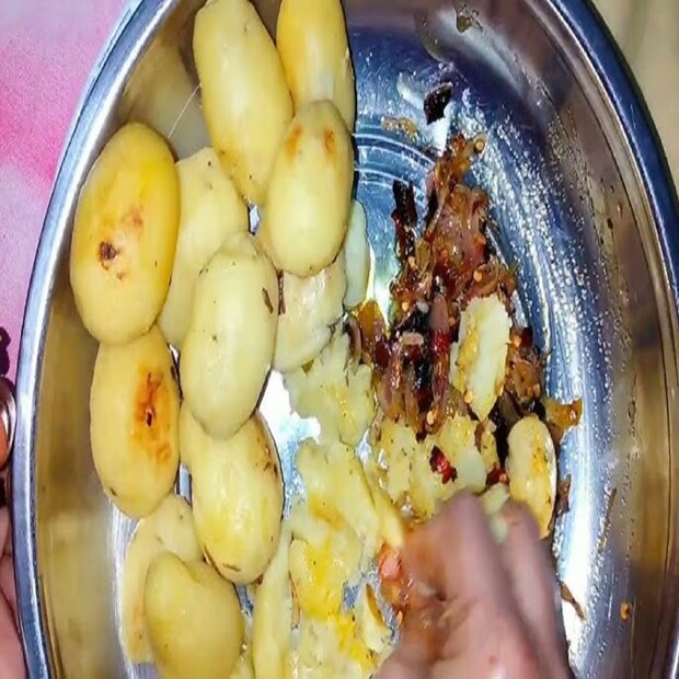 লাইভসায়েন্সে প্রকাশিত তথ্য অনুযায়ী, আলুতে থাকে ভাল পরিমাণে ফাইবার। এছাড়াও এতে থাকা কার্বোহাইড্রেট শরীরের জন্য ভাল। এই কার্ব খুবই সরল। পেটের কোনও সমস্যাই হয় না এই কার্ব হজম করতে। তাই পেটের সমস্যা হলে বা পেট ভাল রাখতে চাইলে আপনি খেতেই পারেন এই খাবার।