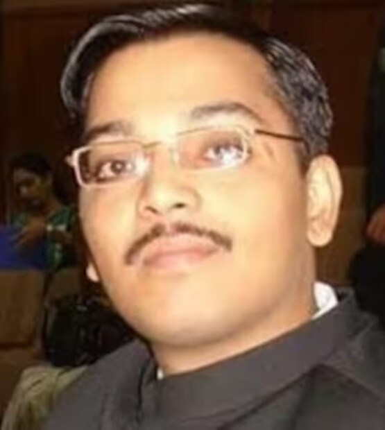 এখন তিনি সমাজকল্যাণ বিভাগের নির্দেশক পদে রয়েছেন। এর আগে তিনি স্বাস্থ্যদফতরের যুগ্ম সচিব ছিলেন। জামুই-সহ অনেক জেলাতে ডিএম হিসেবেও কাজ করেছেন। ২০১০ সালে তিনি UPSC পরীক্ষায় ৪৯তম স্থান অর্জন করেছিলেন। কৌশলের প্রাথমিক শিক্ষা বেনারসের একটি বেসরকারি স্কুলে। সিএইচএস স্কুল থেকে দ্বাদশ উত্তীর্ণ হয়ে তিনি বেনারস হিন্দু বিশ্ববিদ্যালয় থেকে স্নাতক এবং কেজিএমসি লখনউ থেকে এমডি করেন।