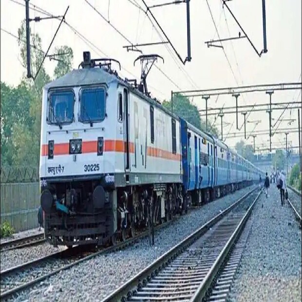 সামনেই কৌশিকী অমাবস্যা। আগামী ১৩ এবং ১৪ সেপ্টেম্বর পুণ‌্যযোগ। এই অমাবস্যা তারাপীঠে খুবই গুরুত্বপূর্ণ। ওই দিন লক্ষ লক্ষ ভক্ত সমাগাম হয় তারাপীঠে। কয়েক কোটির ব্যবসা হয়। এসময় হোটেল পাওয়াই কঠিন হয়ে ওঠে।