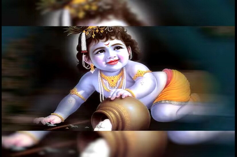 মথুরা এবং বৃন্দাবনের মন্দির গুলিতে ফুল ,মালা এবং সুন্দর সুন্দর সামগ্রী সহযোগে সাজিয়ে তোলা হয় ভগবান শ্রীকৃষ্ণের জন্মতিথিতে। বিশ্বাস, মথুরাতে মধ্যরাতে জন্মগ্রহণ করেন শ্রীকৃষ্ণ। বড় হন বৃন্দাবনে। তখন থেকেই এই পূণ্য তিথিতে পালিত হয় জন্মাষ্টমী।