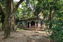 প্রান্তিক এলাকার লৌকিক দেবীর মন্দিরকে ঘিরে আবর্তিত ইতিহাস ও কিংবদন্তি