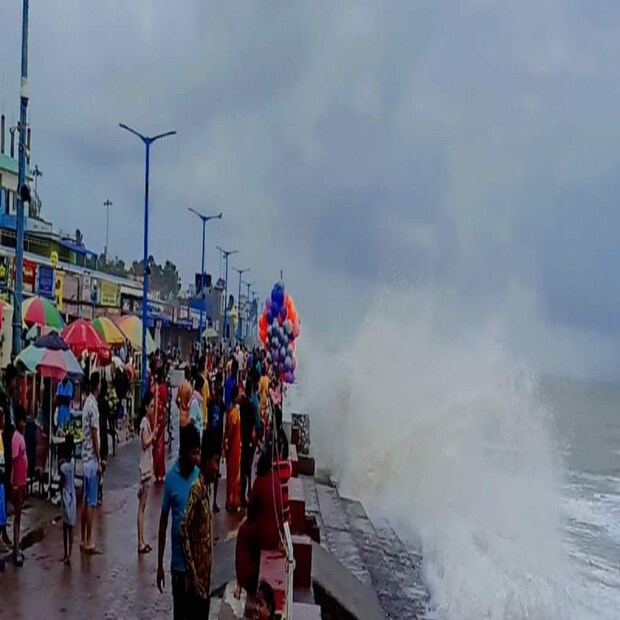 দিঘায় ভারী বৃষ্টির প্রভাবে তাপমাত্রাও কমেছে। আগামী ৪৮ ঘণ্টায় ভারী বৃষ্টির সম্ভাবনা রয়েছে বলে জানিয়েছে আইএমডির রিপোর্ট। 