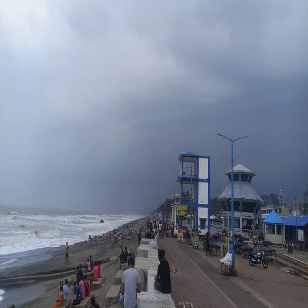 আবহাওয়া দফতর সূত্রে জানতে পারা গিয়েছে ৷ জিএসএফ মডেল অনুযায়ী অক্টোবরের প্রথম সপ্তাহেই আঘাত হানতে চলেছে ভয়ঙ্কর ঘূর্ণিঝড় তেজ ৷ (প্রতীকী ছবি)