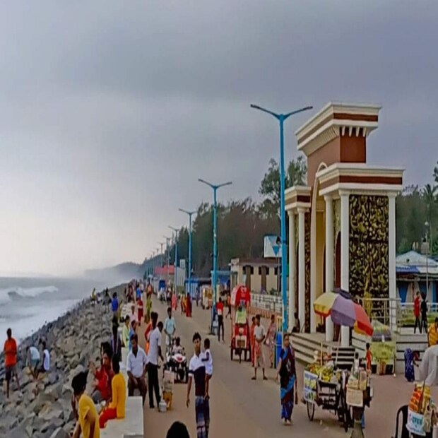 বাঙালির পছন্দের ঘোরার জায়গা দিঘা। বর্ষার দিঘা পর্যটকদের মোহিত করে। কিন্তু এ বছর অগাস্ট মাসে বৃষ্টির দেখা মেলেনি। কাঠফাটা গরমে নাজেহাল হয়েছে পর্যটকেরা। 