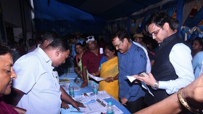 ক্যাম্প ঘুরে দেখলেন উচ্চপদস্থ কর্মকর্তারা ক্যাম্প ঘুরে দেখলেন উচ্চপদস্থ কর্মকর্তারা