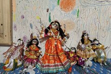 শিল্পীর হাতের জাদুতে অভিনব ভাবে তৈরি দুর্গা প্রতিমা! উপকরণ কী জানেন? চমকে উঠবেন