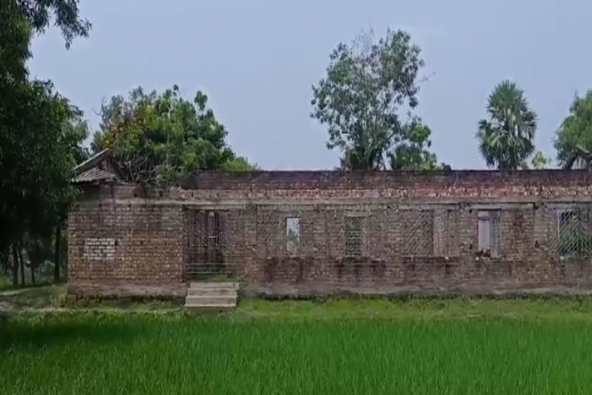 আমফানে উড়েছিল স্কুলের ছাউনি! এখনও ঠিক হয়নি! বারান্দায় চলছে ক্লাস!