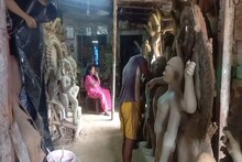বৃষ্টির খামখেয়ালিপনায় বাধা প্রতিমা তৈরিতে, ঘুম উড়ছে কুমোরটুলির শিল্পীদের!