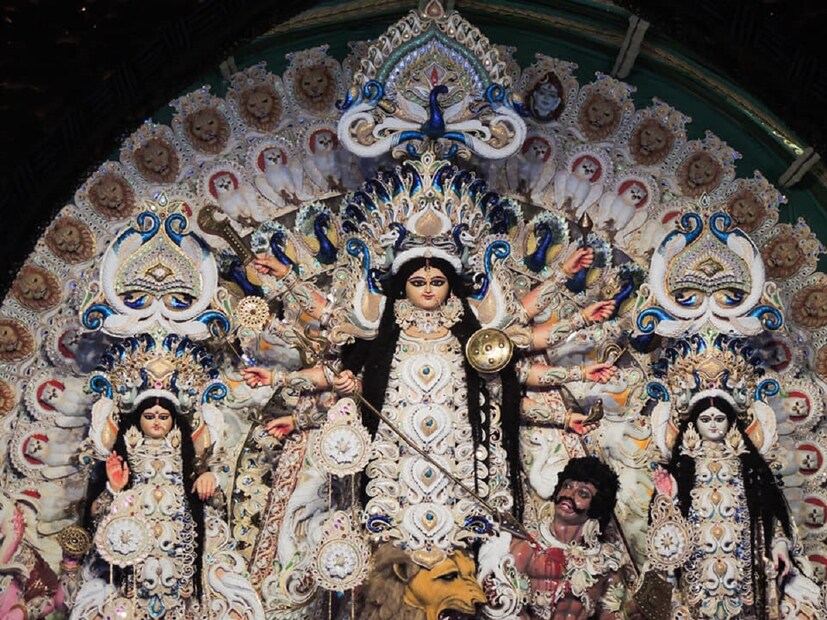 মহিষাসুরমর্দিনী মা দুর্গা প্রতিবছর ধরাধামে অবতীর্ণ হন অশুভ শক্তির দমনের জন্য। তবে আসন্ন দুর্গা পূজার আগে এবং দুর্গাপূজার দিনগুলিতে মা দুর্গা কাদের উপর বিশেষভাবে প্রসন্ন থাকেন? অর্থাৎ কোন রাশির জাতক জাতিকাদের উপরে বর্ষিত হয় মায়ের কৃপা দৃষ্টি? কাদের উন্নতি দ্রুত গতিতে ঘটে এই সময়? সব রকম বিপদ থেকে কাদের রক্ষা করেন মা? মায়ের প্রিয় কারা?(লেখা ও ছবি: নীলাঞ্জন ব্যানার্জী)