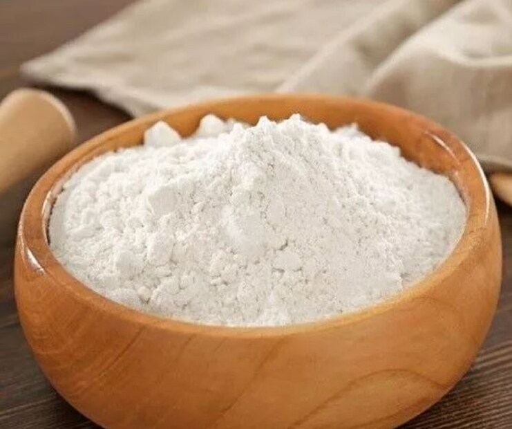 এই গুঁড়োতে হাফ কাপ ময়দা, সামান্য নুন, হাফ চামচ চিনি ও সামান্য তেল মিশিয়ে নিয়ে ভাল করে মেখে নিন! একদম লুচির ময়দা মাখার মতো করে মাখতে হবে! photo source collected 