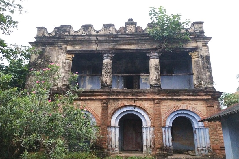 থিম পুজো একঘেঁয়ে লাগলে চলে আসুন ইতিহাসে মোড়া বাঁকুড়ার দামোদরবাটি রাজবাড়ির দুর্গাপুজোয়।(Reported By: Nilanjan Banerjee)