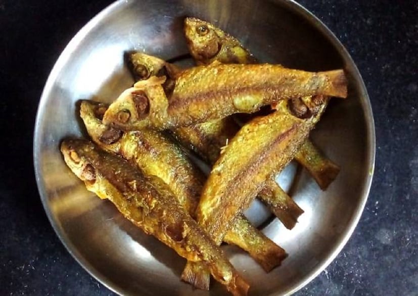 নুন ও হলুদ দিয়ে মাছ মেখে রাখলে অনেকক্ষণ মাছ সতেজ থাকে। স্বাদ বাড়ে। এছাড়াও নুন যেকোনও প্রোটিন জাতীয় খাবারকে নরম করতে সাহায্য করে। সেই জন্যই নুন ও হলুদ মাখিয়ে মাংস বা মাছ ম্যারিনেট করে রাখা হয়। তাছাড়া নুন খাবারকে পচে যেতে দেয় না! photo source collected 