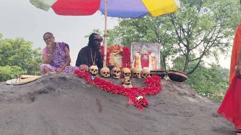এছাড়াও শ্মশান সংলগ্ন দ্বারকা নদীর জল! এই নদী উত্তরবাহিনী! একমাত্র দেখা যায় কাশীতে গঙ্গা উত্তরবাহিনী আর তারপরে বীরভূমের দ্বারকা। অনেকেরই মতে অমাবস্যার এই তিথিতে তারাপীঠ মহাশ্মশানে মহাযজ্ঞ করলে অসাধ্য সাধন লাভ হয়, পূরণ হয় সকলের মনস্কামনা। (লেখা ও ছবি: সৌভিক রায়)