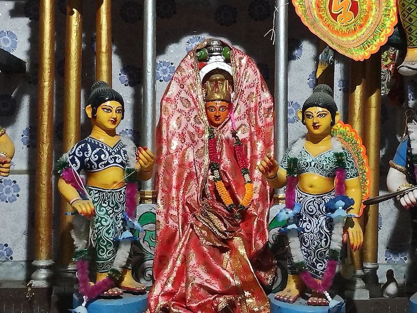 নদীর জলে পাওয়া গিয়েছিল মায়ের বিগ্রহ। তারপর থেকেই মায়ের সেবা করে আসছেন তাঁরা। দামোদরবাটিতে আজও দেবী বিরাজমান।(Reported By: Nilanjan Banerjee)
