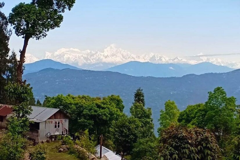 এমন শান্ত পাহাড়ি গ্রামে এসে চখের সামনে কাঞ্চনজঙ্ঘা উপলব্ধি করতে পারলে মন এমনি শান্ত হয়ে যাবে , কাফের গাঁও এর মুল আকর্ষণ হল এখান থেকে দেখতে পাওয়া ঘুমন্ত বুদ্ধ ও তারই সঙ্গে মন ভোলানো সূর্যোদয়ের দৃশ্য । (লেখা ও ছবি: অনির্বাণ রায়)