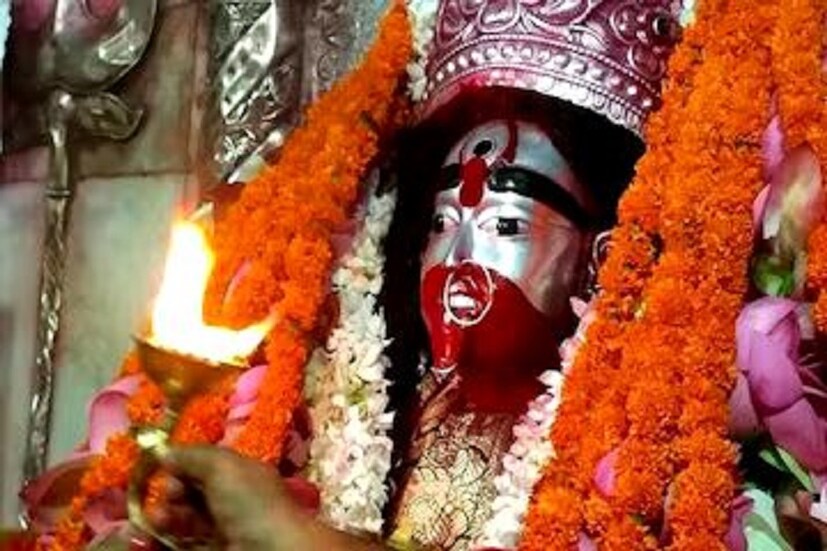 কেন হয় এই অনুভূতি? তিনি জানান যে এই পুরোটাই হয় চন্দ্রের অবস্থানের কারণে। চন্দ্রের অবস্থানের হেরফের হলেই ঘটে যায় মানসিক অশান্তি। মিথুন রাশি এবং কন্যা রাশির উপর সব থেকে বেশি জোড় বুধের। এদিকে বুধের সঙ্গে চন্দ্রের চরম শত্রুতা। ফলেই এদিন রাতে চন্দ্র অত্যন্ত দুর্বল থাকে মিথুন রাশি এবং কন্যা রাশির জাতক-জাতিকাদের। অপরদিকে বৃশ্চিক রাশির চন্দ্র নিম্নস্থ অর্থাৎ বৃশ্চিক রাশিতে চন্দ্রের অবস্থান সবসময় নিচে।(লেখা ও ছবি: নীলাঞ্জন ব্যানার্জী)