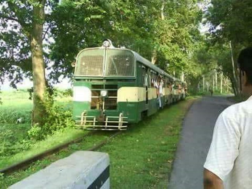  এই ছোটো রেললাইনের পোষাকি নাম ছিল &quot;ন্যারো গেজ&quot; বা &quot;লাইট রেলওয়ে&quot;। খুব ধীরে ধীরে চলতো এই ট্রেনটি। সর্বোচ্চ গতি ছিল প্রায় ঘন্টায় ১৫-২০ কিলোমিটারের মতো, যা চলন্ত গাড়ি থেকে একজন স্কুল বালকের নামাটা খুব একটা কঠিন কাজ ছিল না। অনেকেরই অনেক স্মৃতি জড়িয়ে রয়েছে। (Reported By: Mainak Debnath)