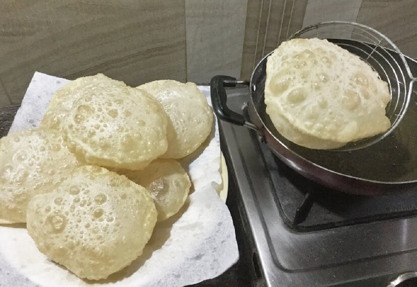 এরপর যখন রুটি ভাজা হয়, গ্লুটেন কার্বন ডাই অক্সাইডকে ধরে রাখে। এর কারণে রুটির মাঝখানে গ্যাস ভরে যায় এবং সেটি ধীরে ধীরে ফুলে ওঠে। যে অংশটি প্যানে আটকে থাকে সেটি অন্য একটি স্তরে পরিণত হয়।
