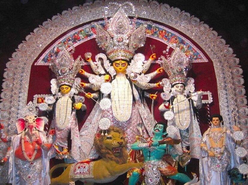  বাঁকুড়ার স্বনামধন্য জ্যোতিষ গ্রাম কাপিষ্ঠা। বাঁকুড়া জ্যোতিষগ্রাম কাপিষ্ঠায় বাস ৮ জ্যোতিষ পরিবারের। তাদের মধ্যেই এক স্বনামধন্য জ্যোতিষী জানান। মূলত তিন রাশির ওপর বিশেষভাবে কৃপা দৃষ্টি থাকে মা দুর্গার।মূলত এই তিন রাশির জাতক-জাতিকারা বিশেষ দৃষ্টি পান মায়ের। জানুন(লেখা ও ছবি: নীলাঞ্জন ব্যানার্জী)