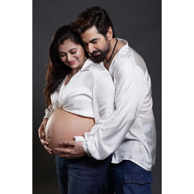  স্ত্রী মোহনার সঙ্গে এই ফটোশ্যুটের ছবি শেয়ার করেন জিৎ! স্ত্রী মোহনা ও মেয়েকে নিয়ে দ্বিতীয় সন্তান আসার খুশিতে আবেগে ভাসলেন জিৎ! photo source Instagram 